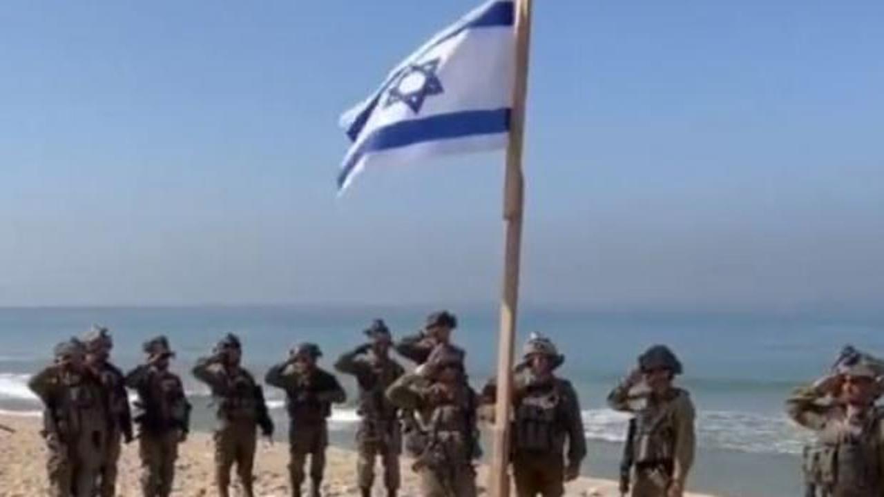 İsrail askerleri Gazze sahiline İsrail bayrağı çekti