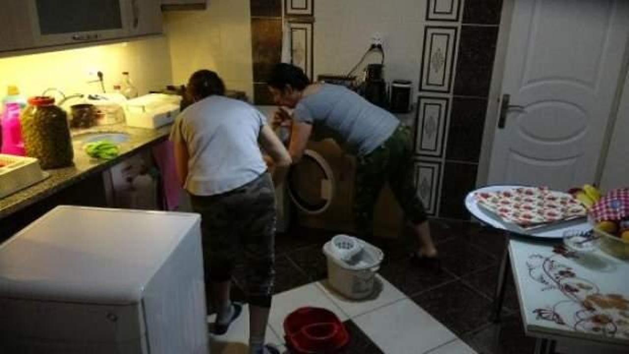 İzmir’de sağanak; dere taştı, ev ve iş yerlerini su bastı