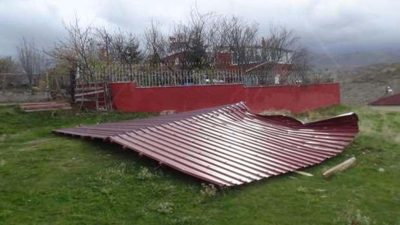Kayseri’de 6 tonluk çatı şiddetli rüzgara dayanamadı