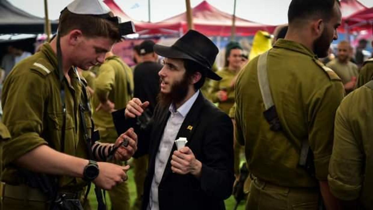 Ultra Ortodoks Harediler, İsrailli askerlere tefilin giydirip dua okuttu