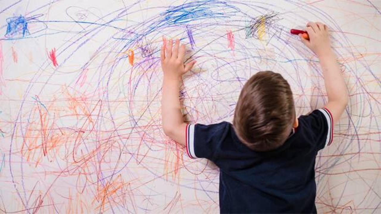 Duvardan pastel boya lekesi nasıl çıkarılır? Duvardan pastel boya lekesi çıkarmak için en etkili 6 yöntem…