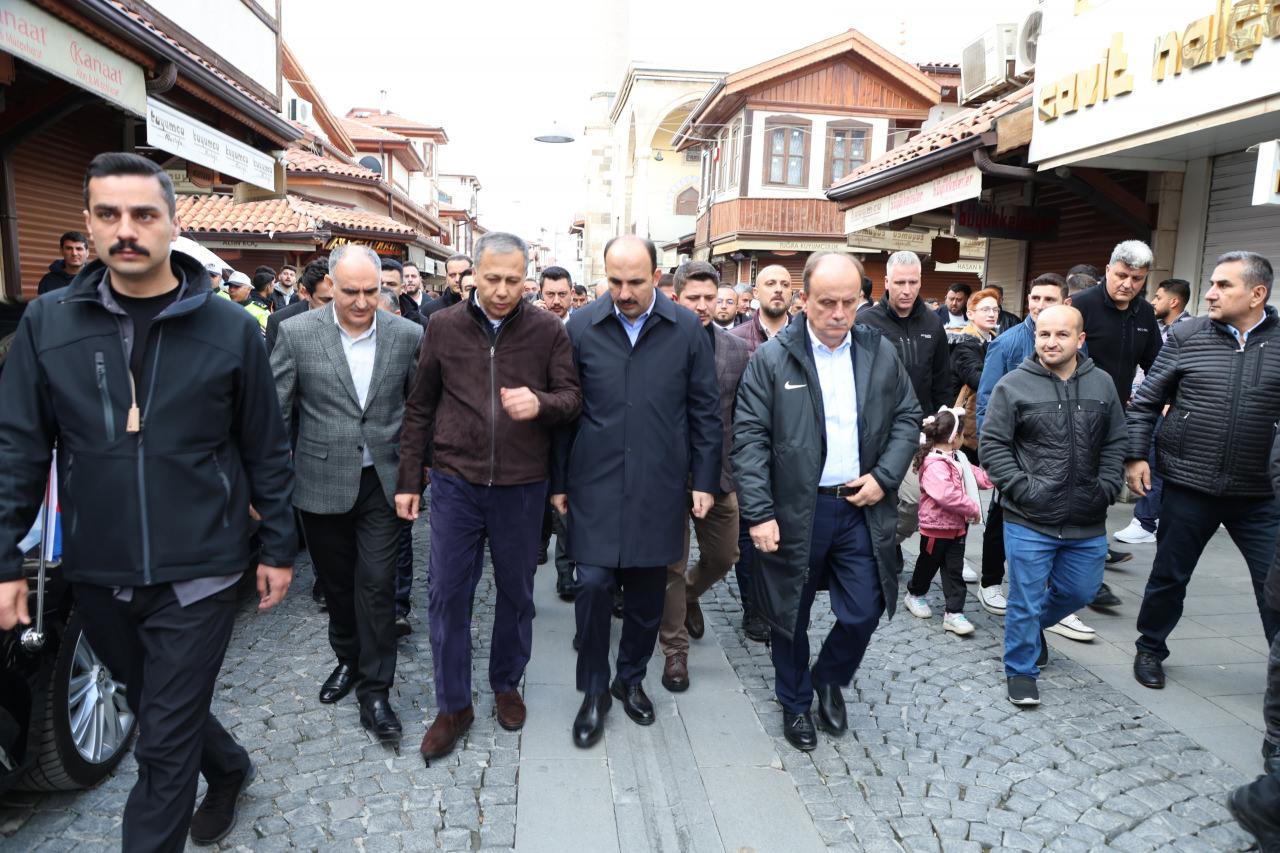 İçişleri Bakanı Yerlikaya bayramın ilk günü Konyalılarla buluştu