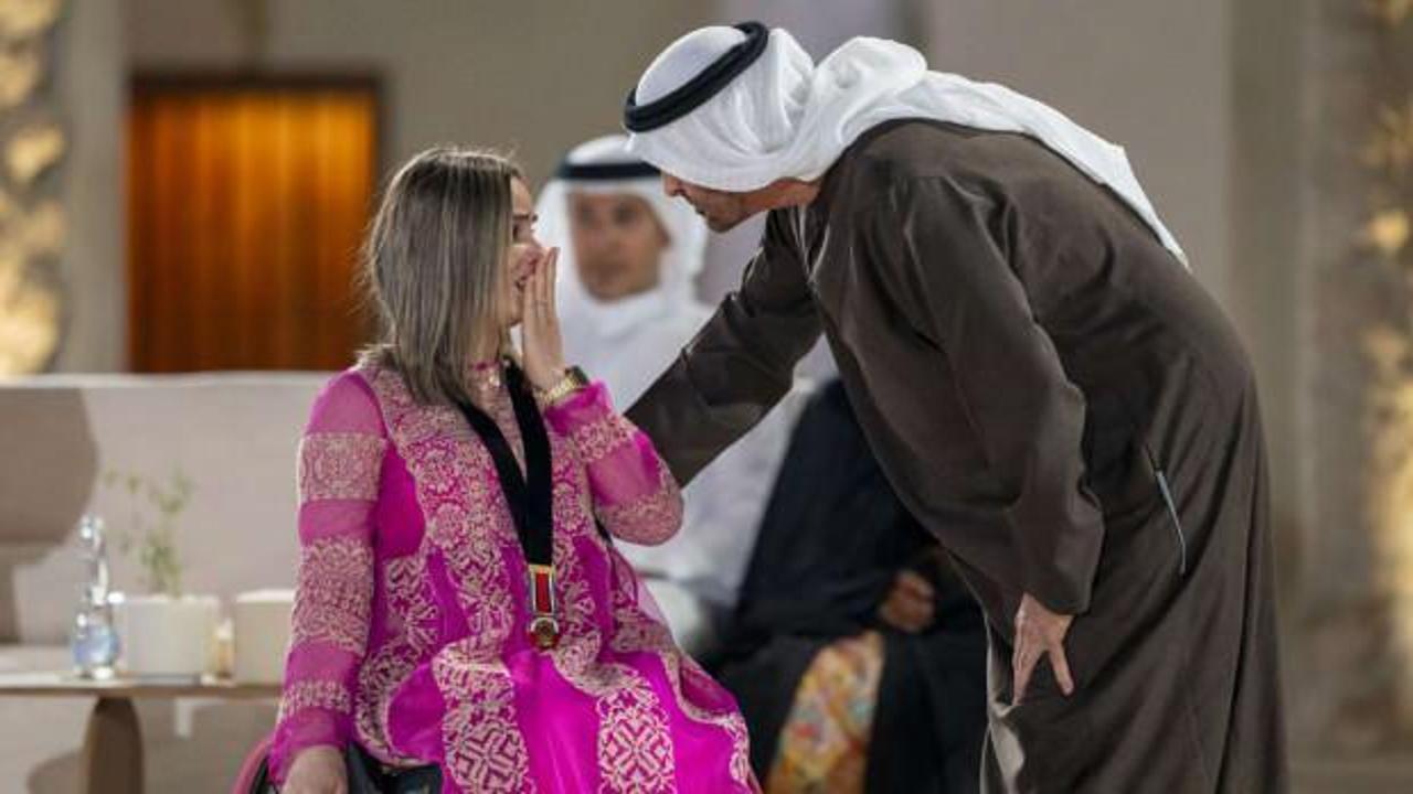 Abu Dabi’de çıkan bir yangında 8 kişiyi kurtaran gurbetçi kadına ödül verildi