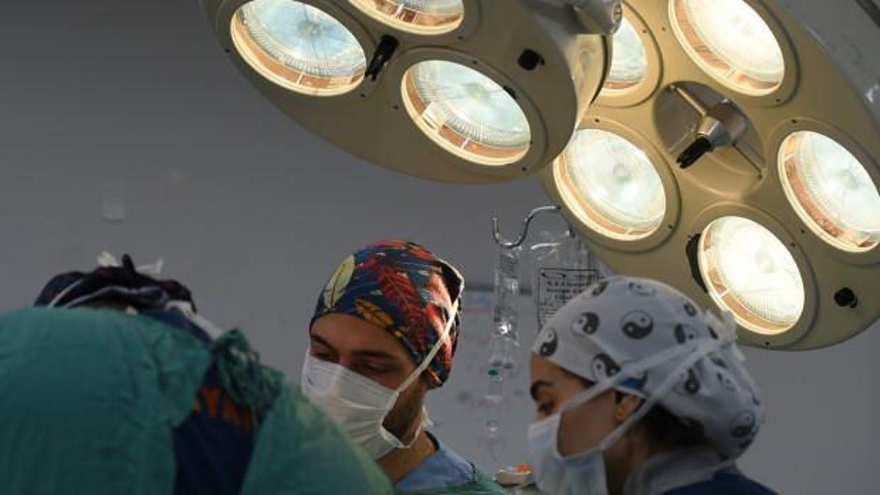 10 yıldır karın ağrısı çeken kadının böbreğinden 3 kiloluk tümör çıkarıldı
