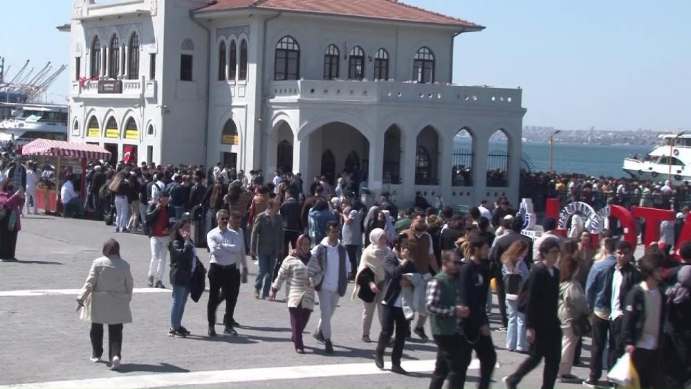 Bayramın ilk gününde trafik ve vapur iskelelerinde yoğunluk yaşandı