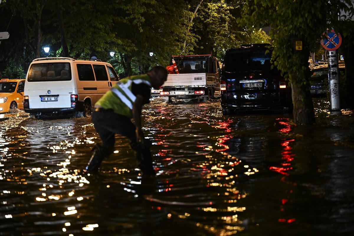 Ankara'da sağanak şiddetlendi: Meteoroloji'den 14 il için kuvvetli yağış uyarısı!