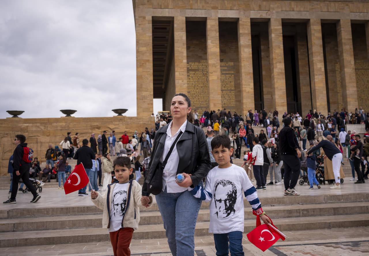 Anıtkabir'de bayram tatilinde ziyaretçi yoğunluğu