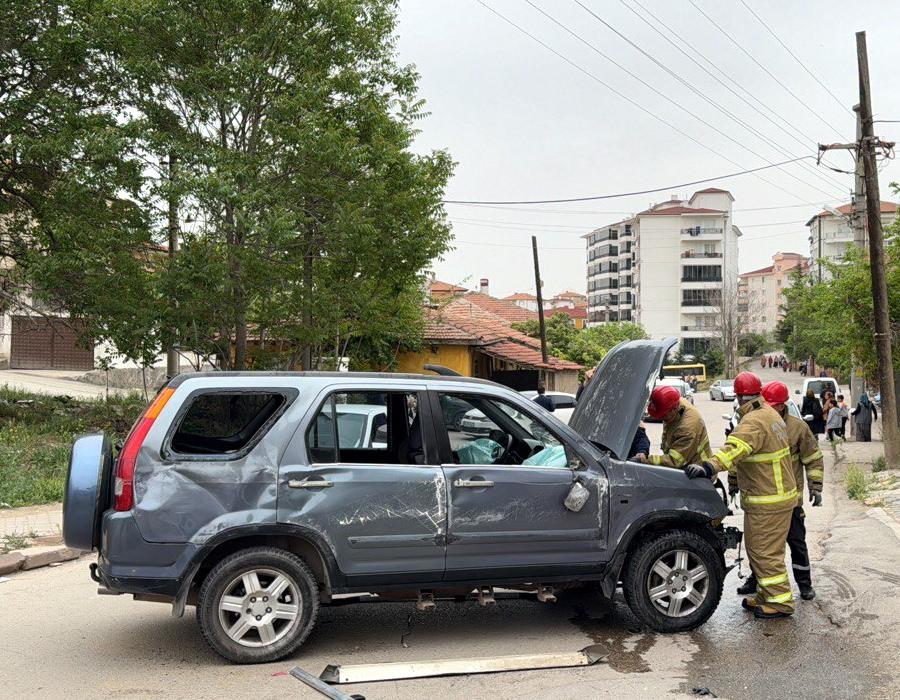 Otomobil ile cip kafa kafaya çarpıştı: 2'si ağır 3 yaralı!