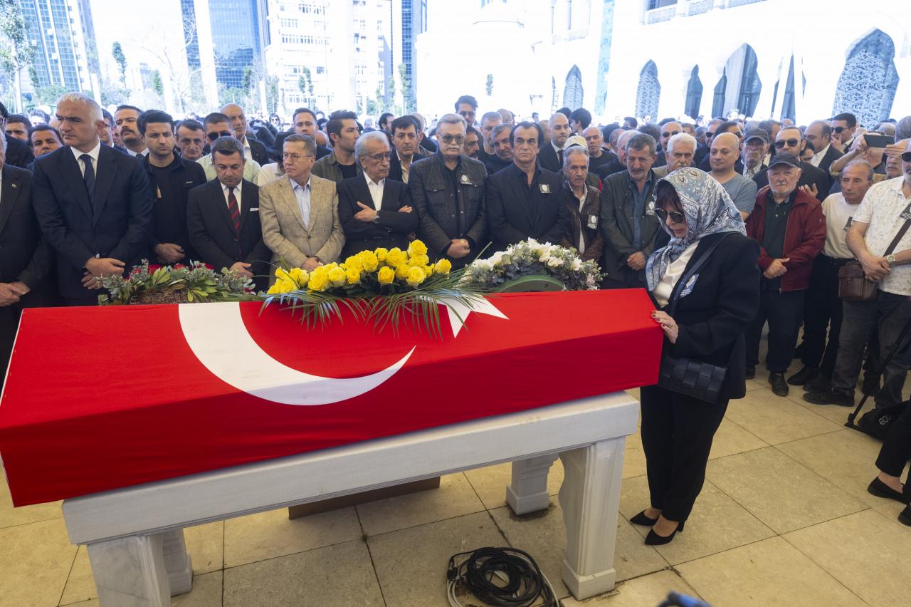 Yapımcı Türker İnanoğlu toprağa verildi