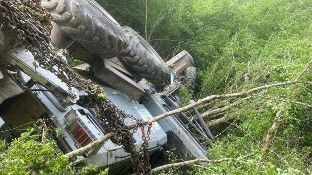 50 metreden yuvarlanan iş makinesinin operatörü ağır yaralandı