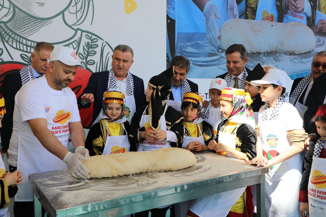 Esenler'de Gazzeli çocuklar barış ekmeği pişirdi