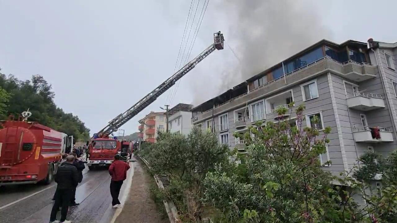 Yalova’da çatı katında çıkan yangında 4 daire küle döndü!