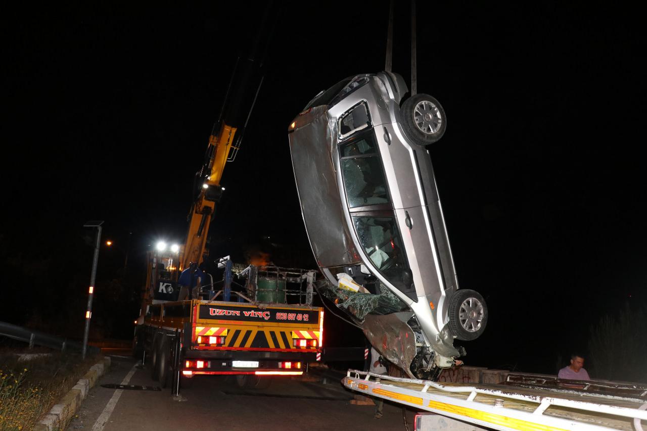 17 metreden düşen otomobilde burunları bile kanamadı