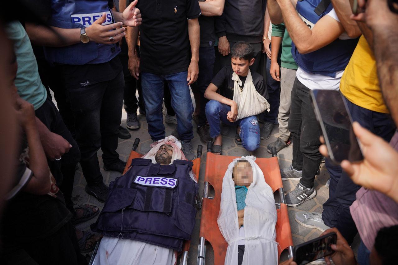 Filistinli gazeteci ile oğlu, İsrail saldırılarında şehit oldu