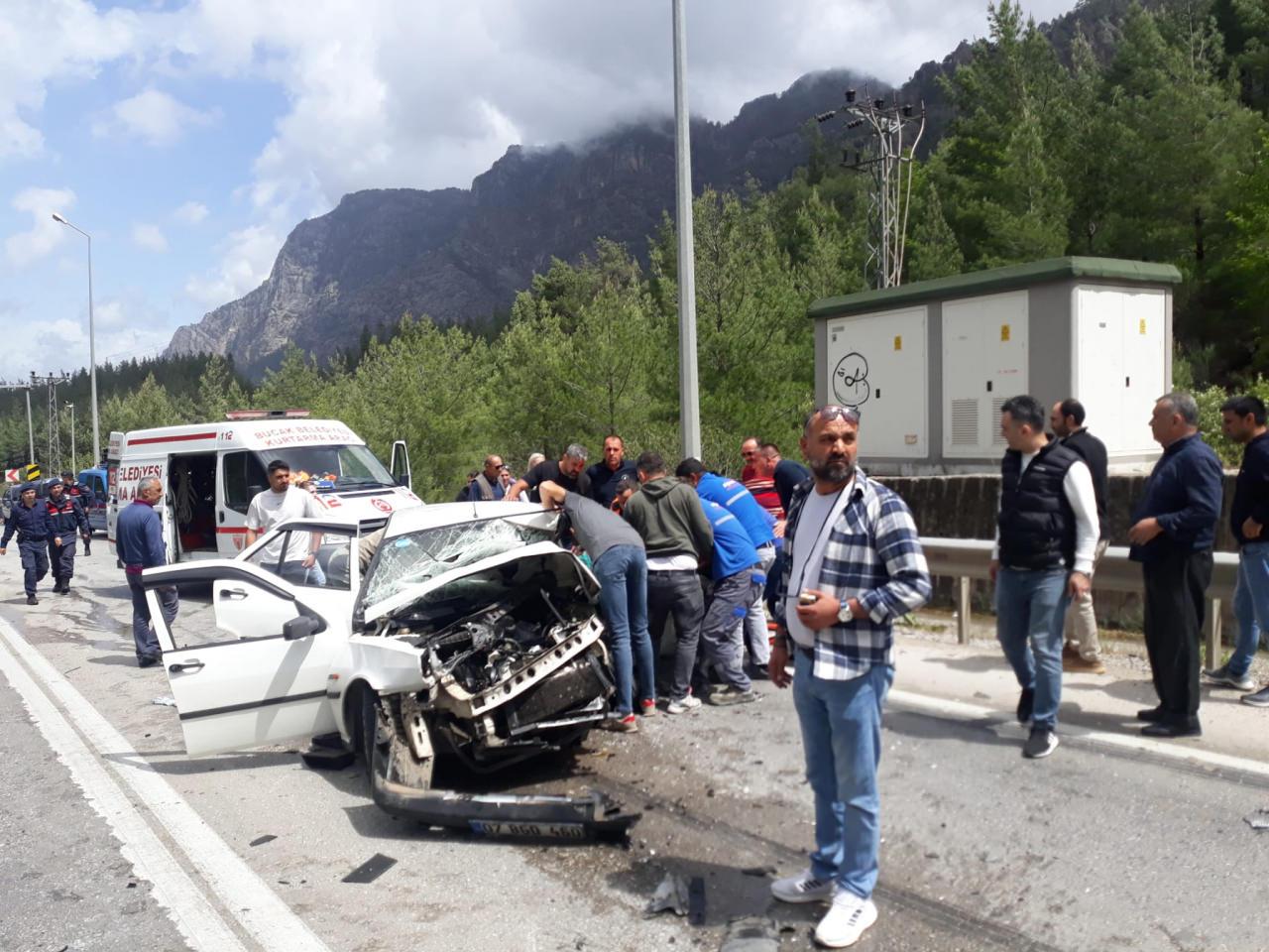 İki otomobil çarpıştı: Ölü ve yaralılar var