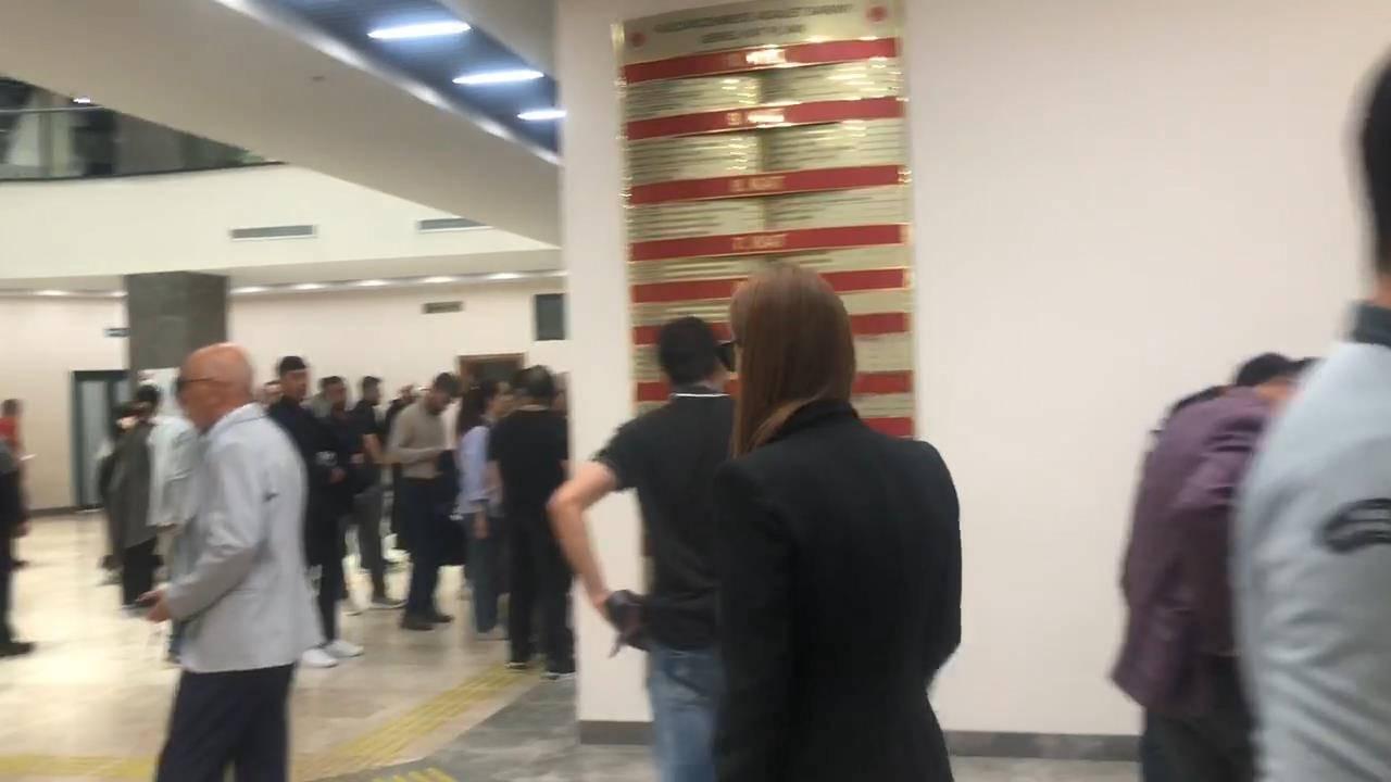 Banu Parlak’ın iş yerine silahlı saldırı davası: Polat çifti hakim karşısına çıktı