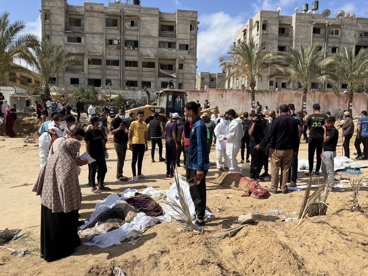 Gazze'deki Nasır Hastanesi'nde bulunan toplu mezardan 73 şehit naaşı daha çıkarıldı