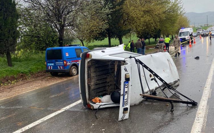 Araç ikiye ayrıldı, 2 kişi feci şekilde can verdi