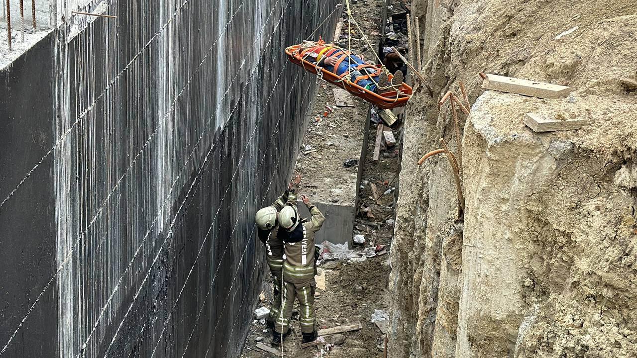 İnşaat işçisi 10 metreden boşluğa düştü