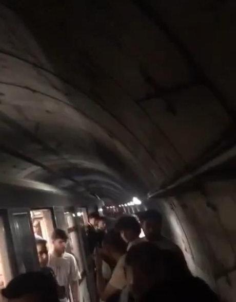 İstanbul'da metro arızalandı, yolcular raylarda yürüdü!