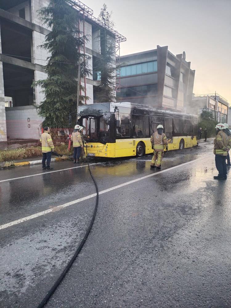 Sultanbeyli'de seyir halindeki İETT otobüsü alev alev yandı