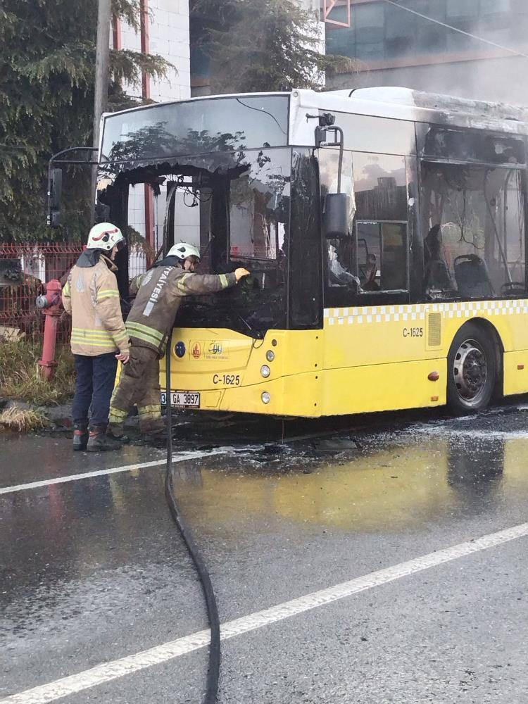 Sultanbeyli'de seyir halindeki İETT otobüsü alev alev yandı