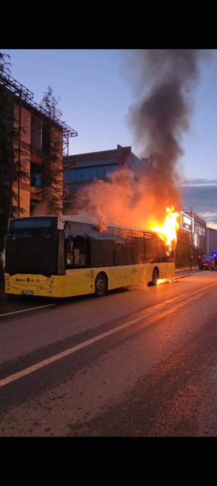 Sultanbeyli'de seyir halindeki İETT otobüsü alev alev yandı