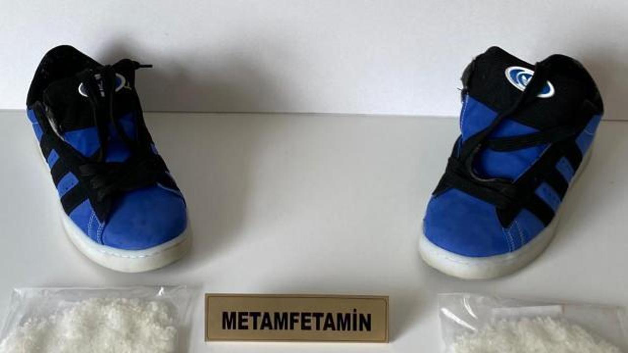 Ayakkabısına gizlediği uyuşturucuyla yakalandı