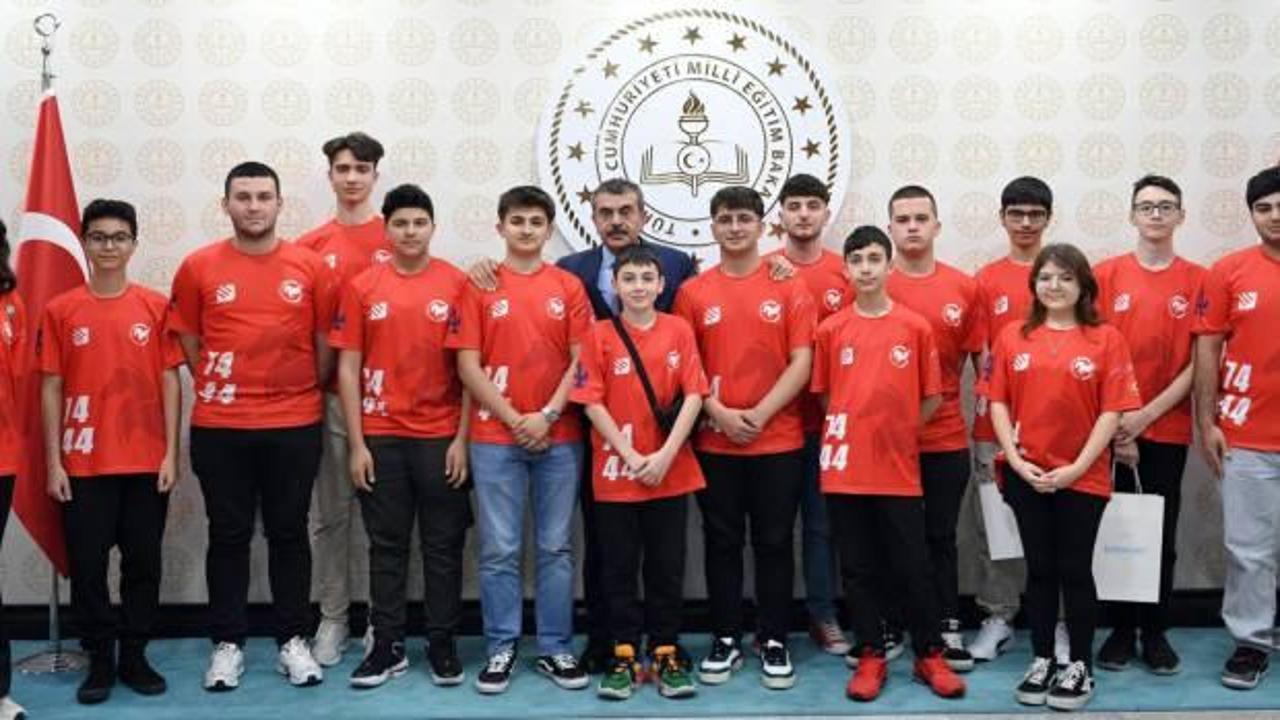 Bakan Tekin, Borusan Asım Kocabıyık Robot takımını ağırladı