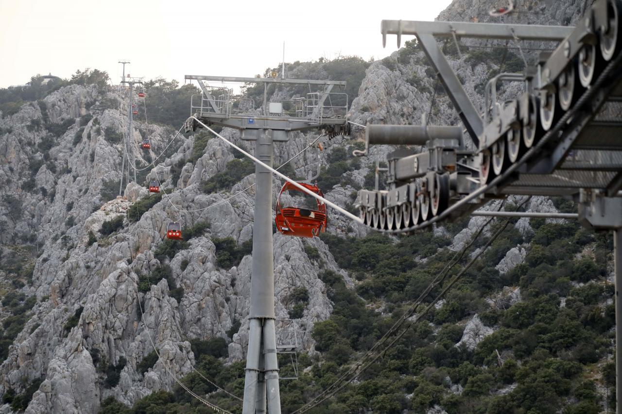 Antalya'da kazanın yaşandığı teleferiğin 36 kabini yere indirildi