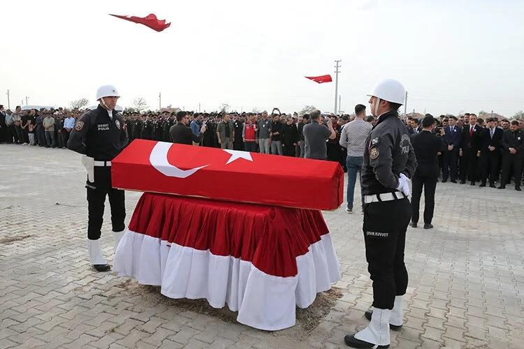 Trafik kazasında şehit olan polis memuru Emrah Büke Konya'da toprağa verildi