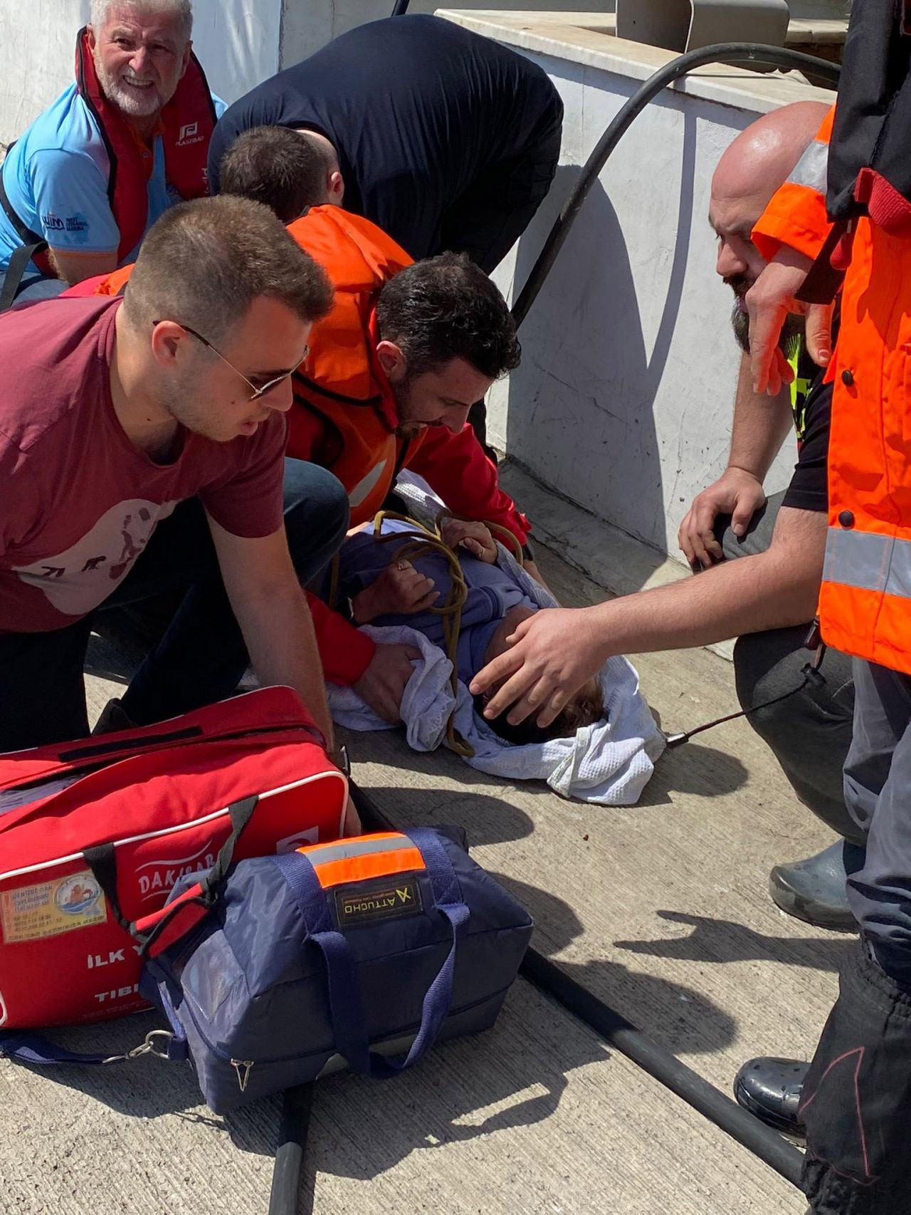 İstanbul boğazında deniz taksi ile kano çarpıştı! Yaralılar var