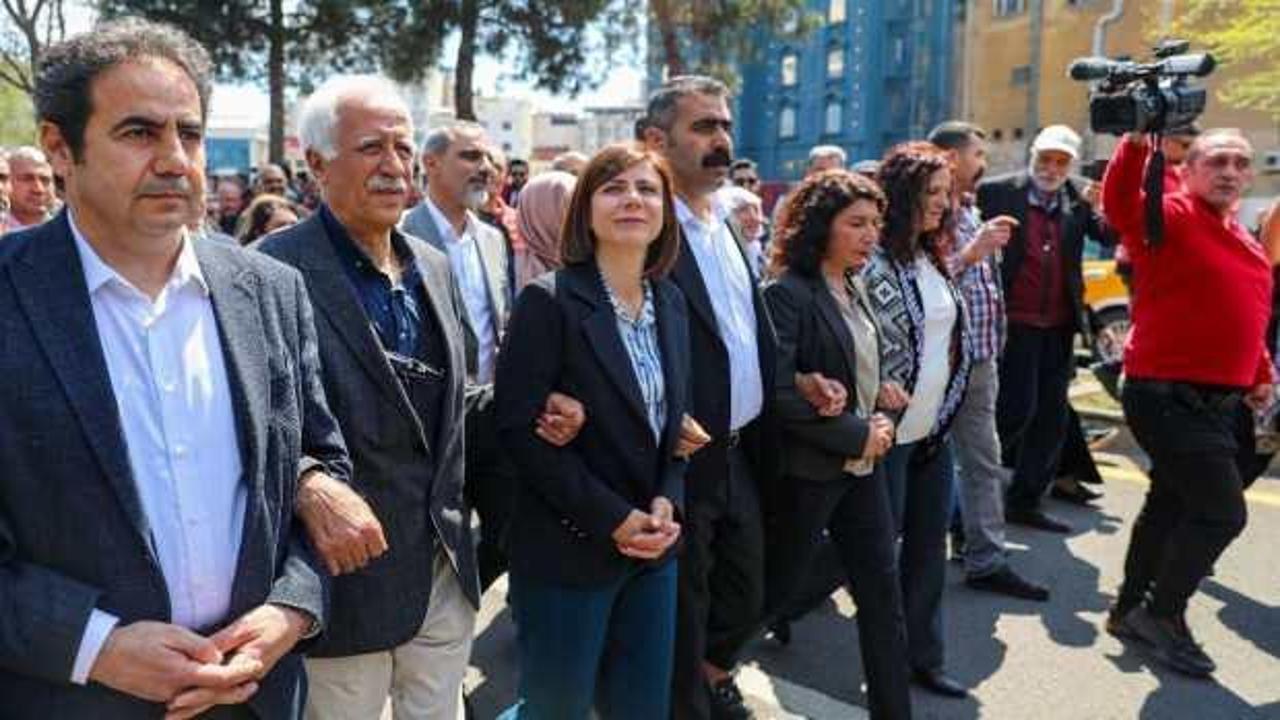 Diyarbakırlı DEM Partili başkanlardan tabela bölücülüğü