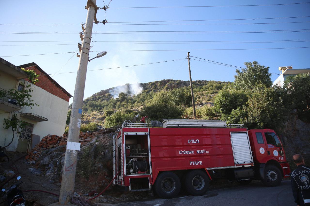 Alanya'da ormanlık alanda yangın