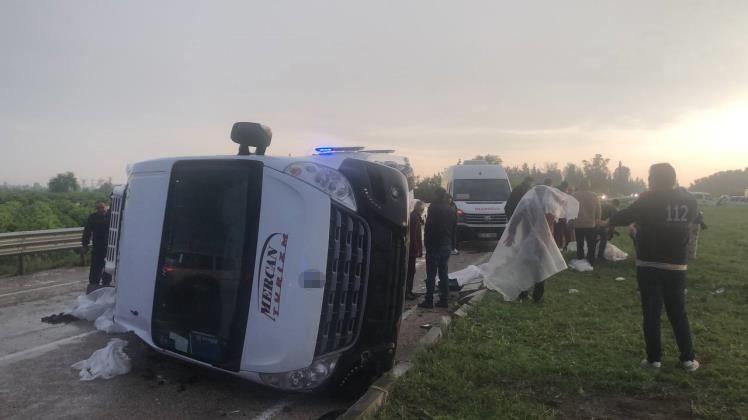 Kozan'da yolcu minibüsü devrildi: Çok sayıdàyaralı var