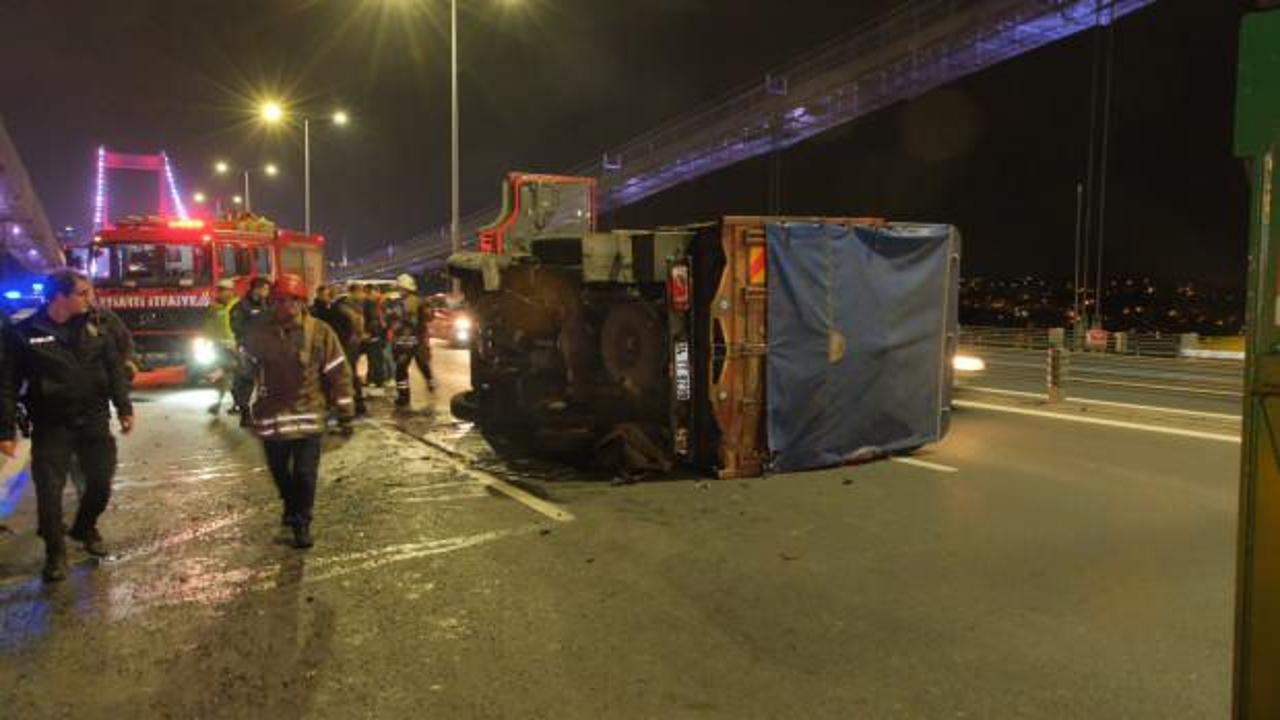 FSM Köprüsü’nde, otomobil ile çarpışan kamyon devrildi: 2 yaralı