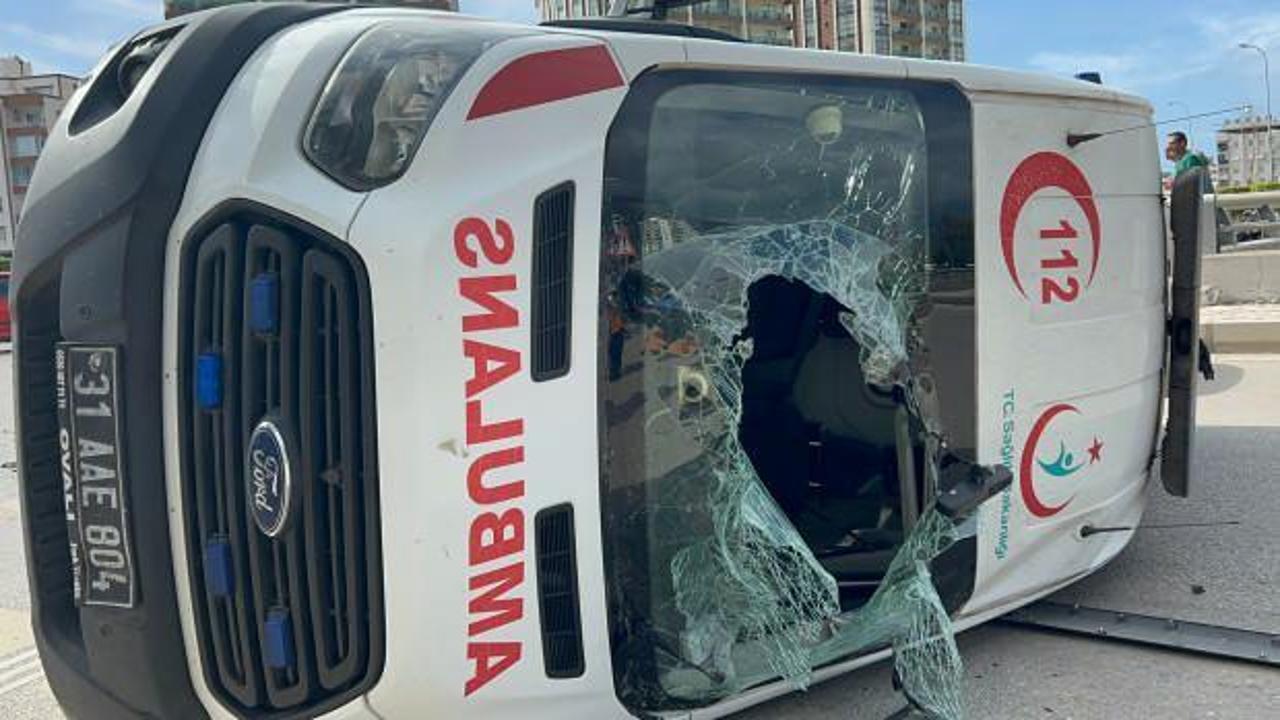 Hatay’da araçla çarpışan ambulans devrildi: 2 yaralı