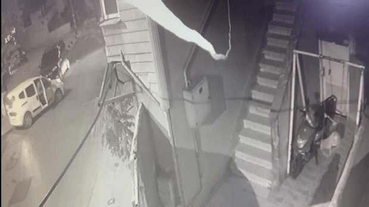 Kanarya Mahallesi’nde kaldırımda oturanlara silahlı saldırı! O anlar kamerada