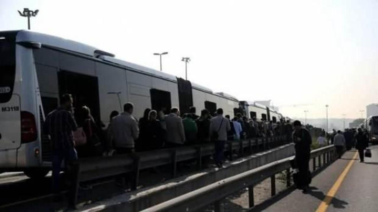 Metrobüs 15 Temmuz Şehitler Köprüsü girişinde arızalandı