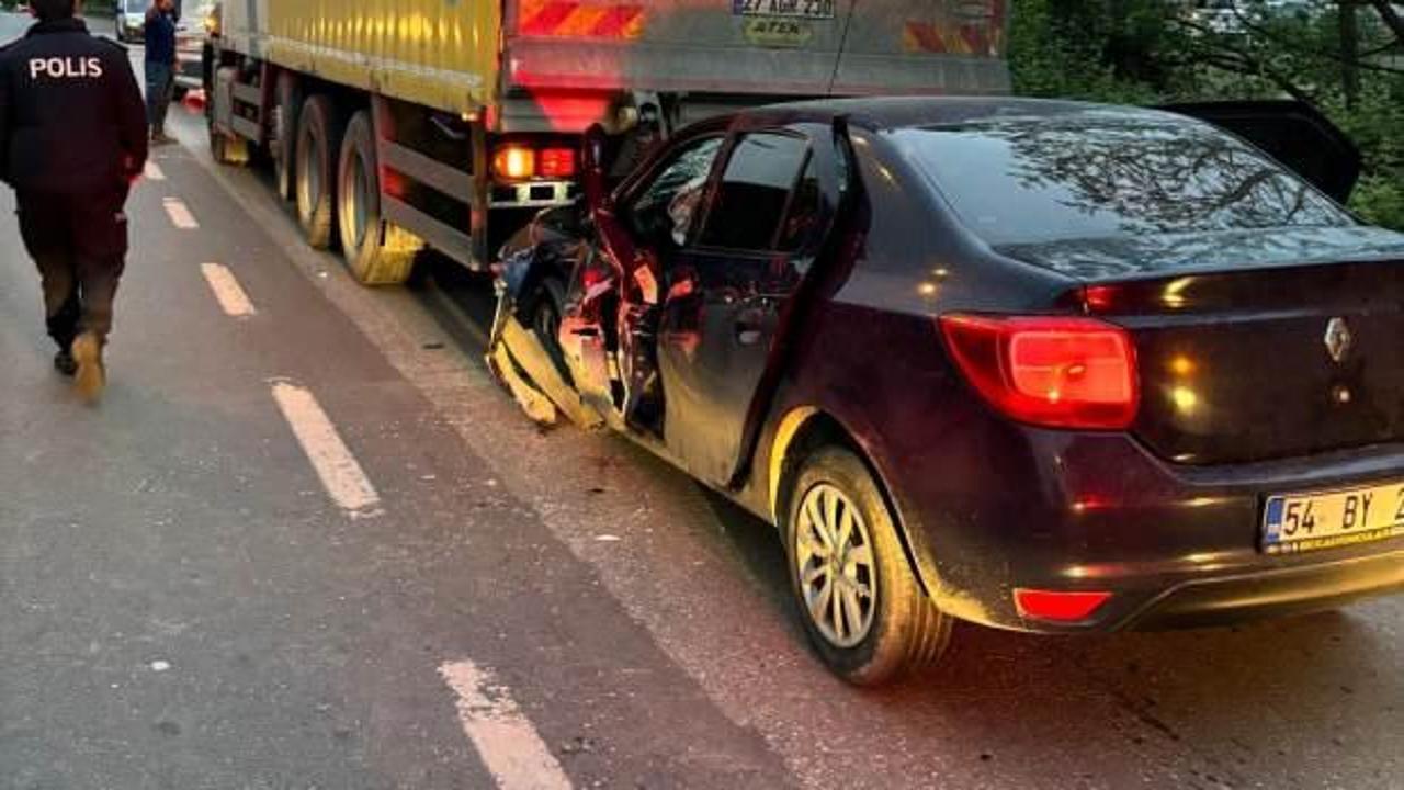Otomobil, kargo kamyonuna çarptı: 1 ölü, 2 yaralı
