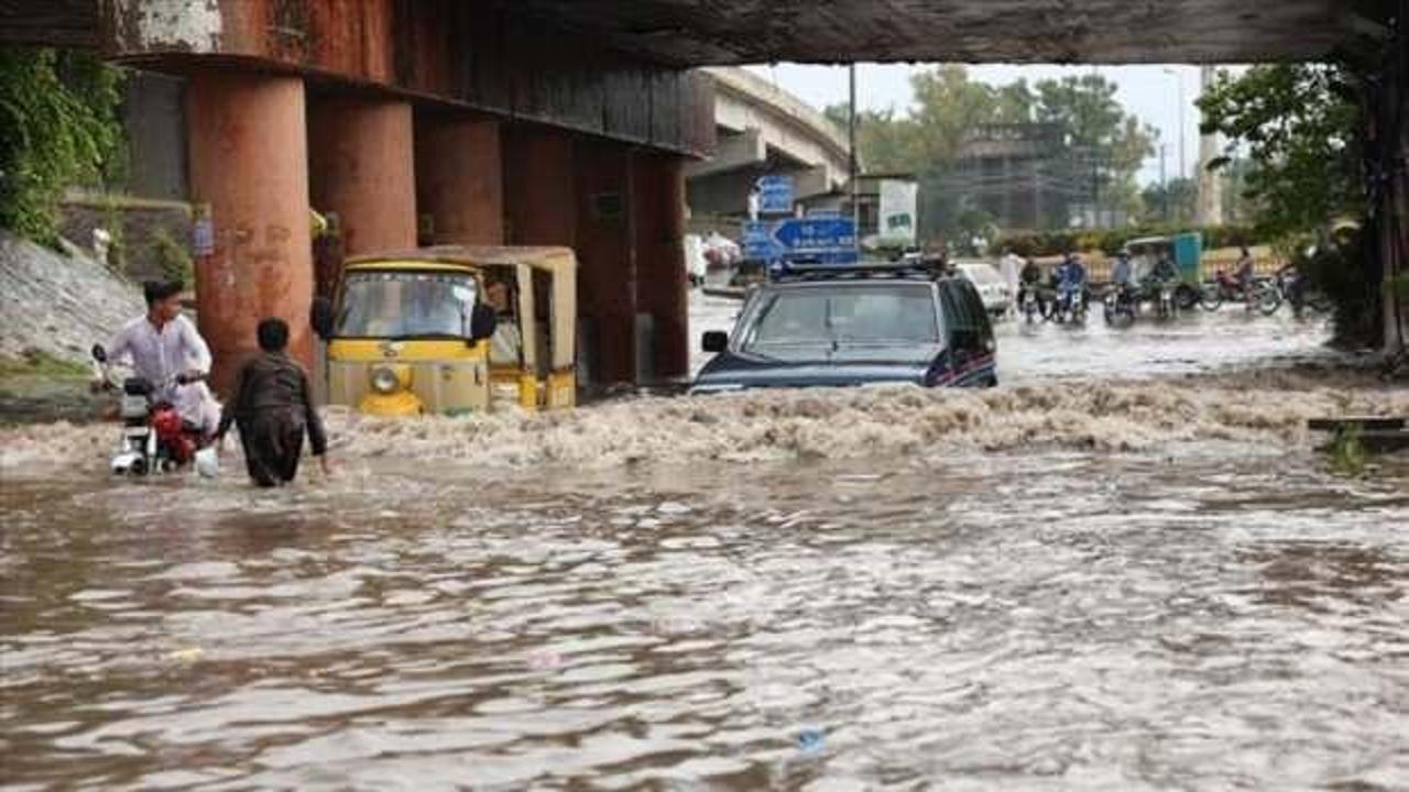 Pakistan’da çifte felaket: 39 kişi hayatını kaybetti