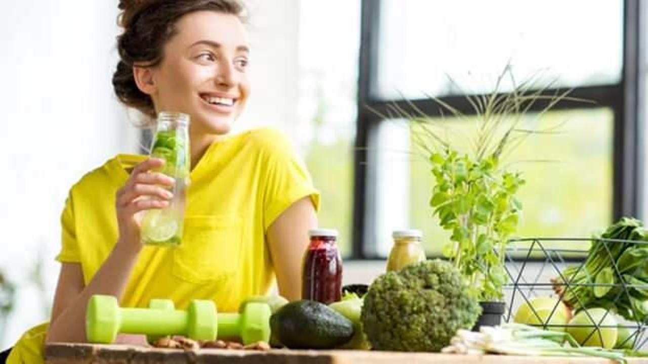 Sabah aç karnına zayıflatan 3 detoks suyu! Göbek ve basen eriten detoks suları!