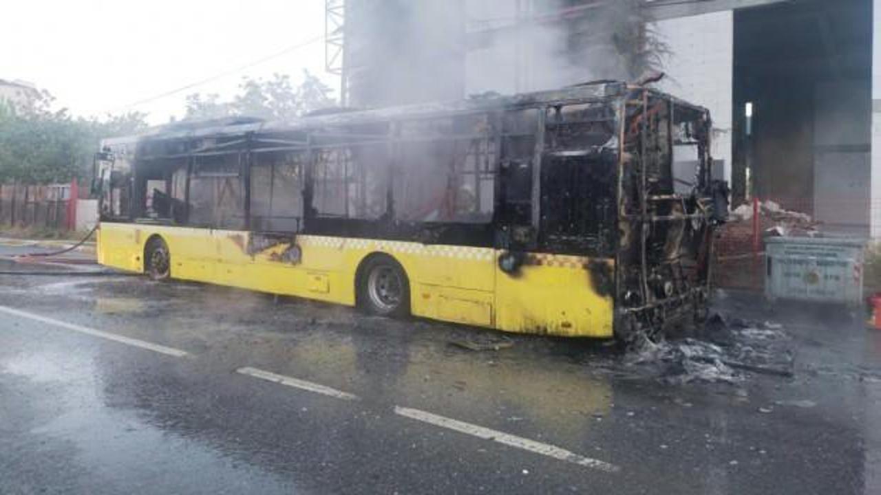 Sultanbeyli’de seyir halindeki İETT otobüsü alev alev yandı