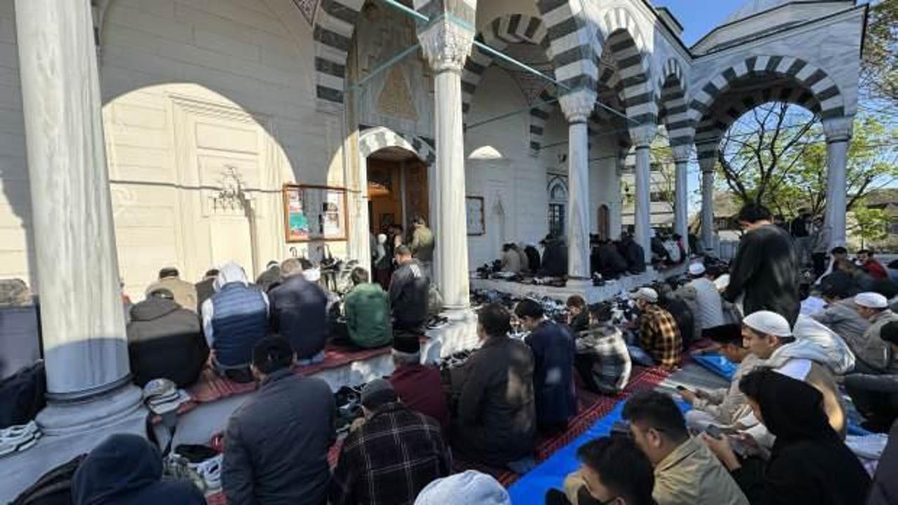 Tokyo Camisi’nde bayram namazı kılındı