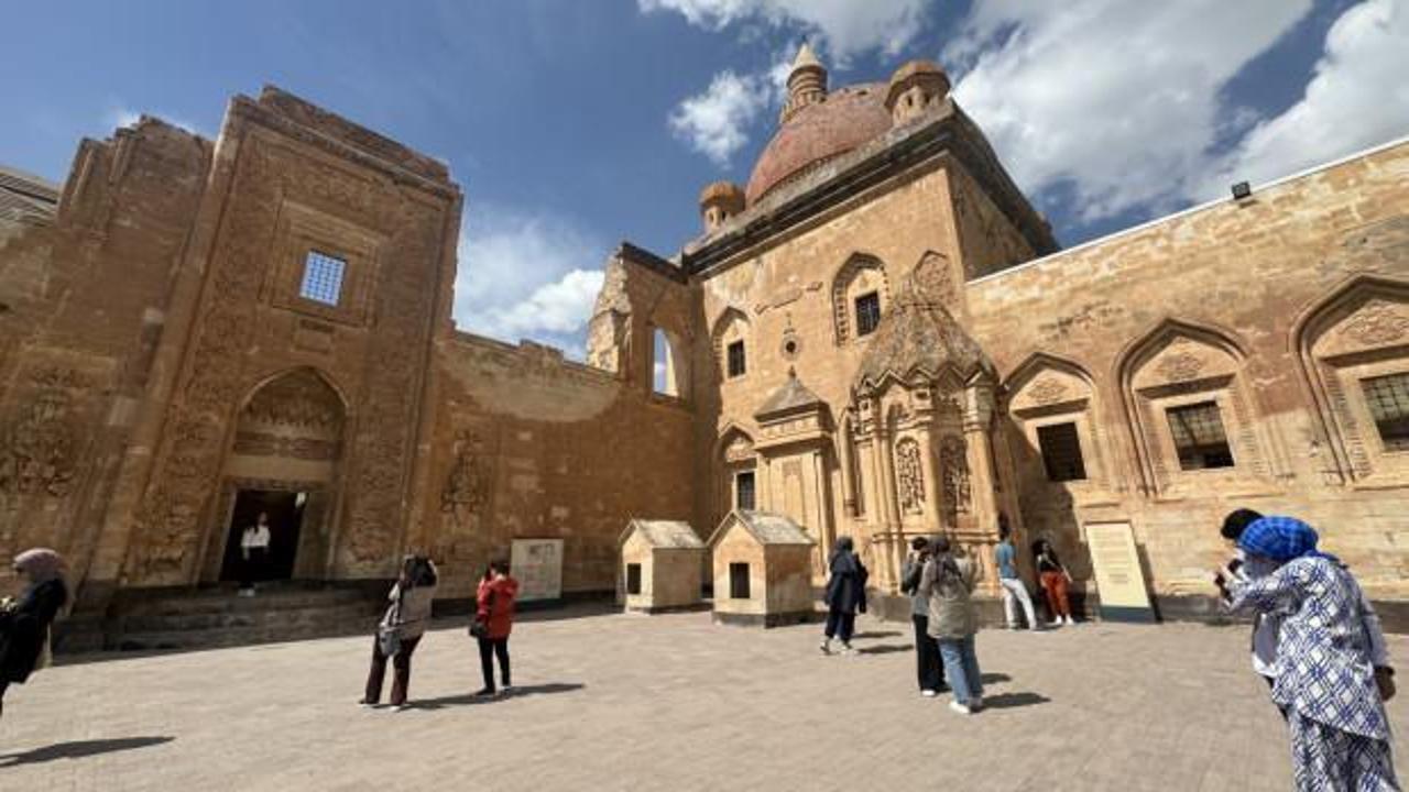 Turistler ‘Turizm Haftası’nda da rotayı İshak Paşa Sarayı’na çevirdi