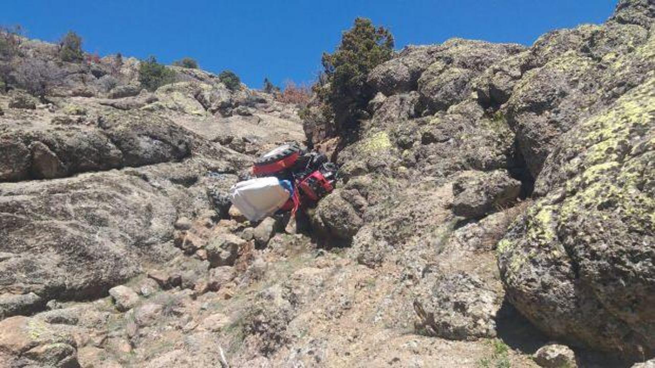 Uçuruma yuvarlanan traktörden son anda kurtuldular