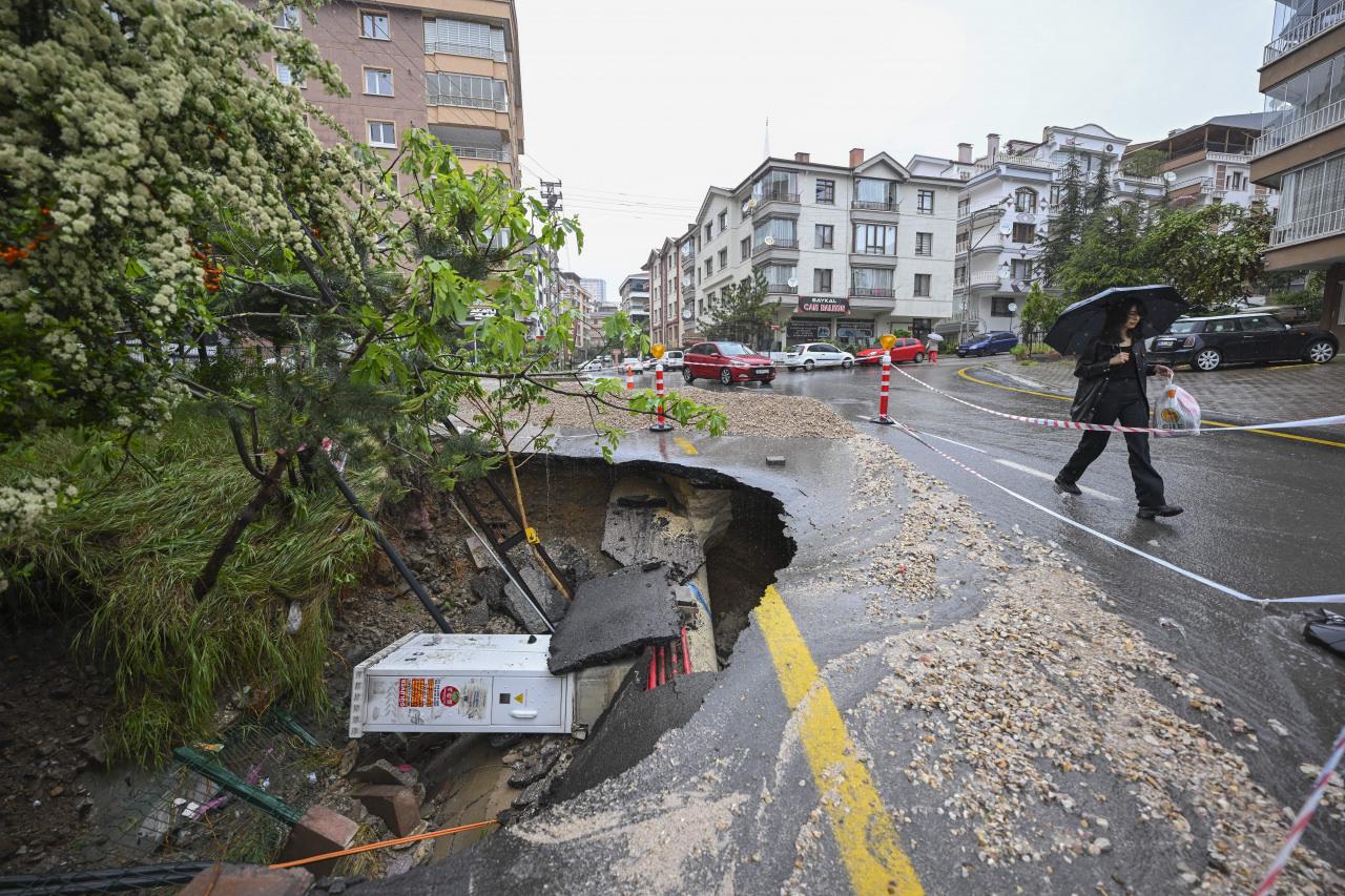 Ankara'da yol çöktü!