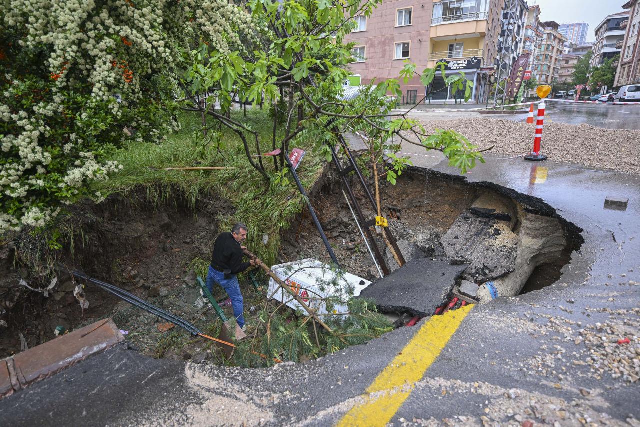 Ankara'da yol çöktü!