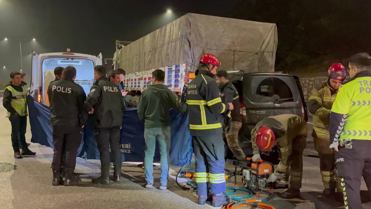 Yolda duran TIR'a çarpan araçtan üzücü haber geldi