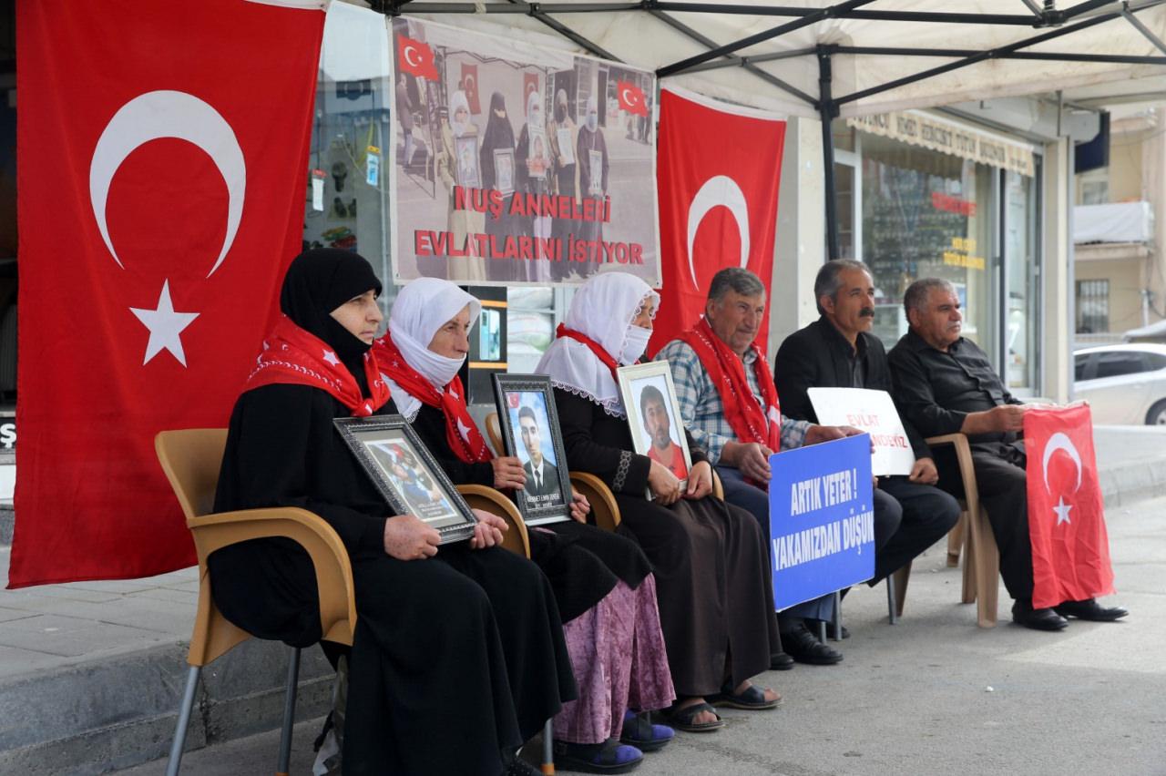 Muşlu ailelerin DEM Parti önündeki 'evlat nöbeti' devam ediyor